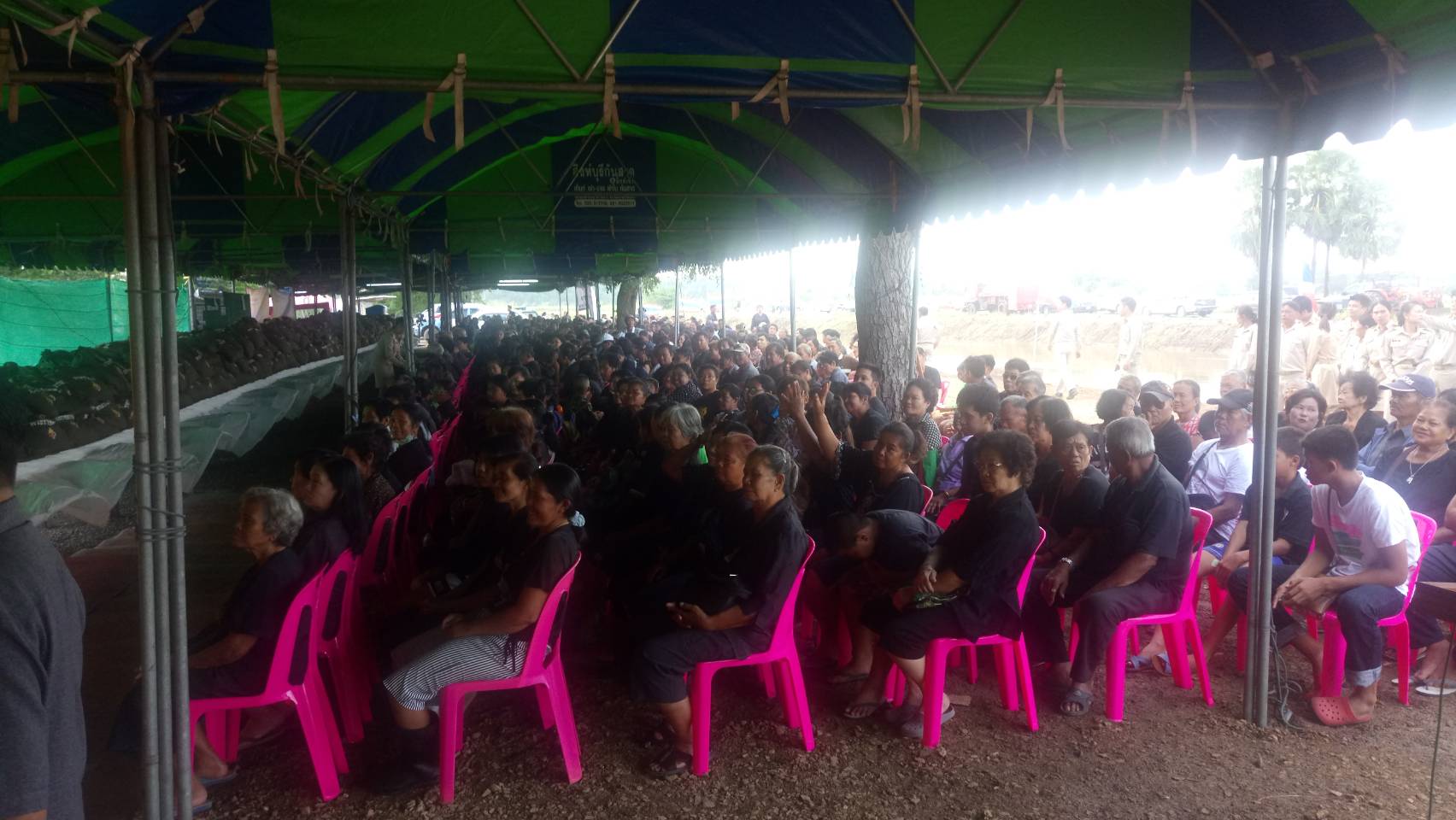 ​มอบ​ถุง​ยังชีพ​พระ​ราชทานแก่ผู้ประสบภัยน้ำท่วม ตำบล​น้ำตาล​  อำเภอ​อินทร์​บุรี​ จังหวัดสิงห์บุรี