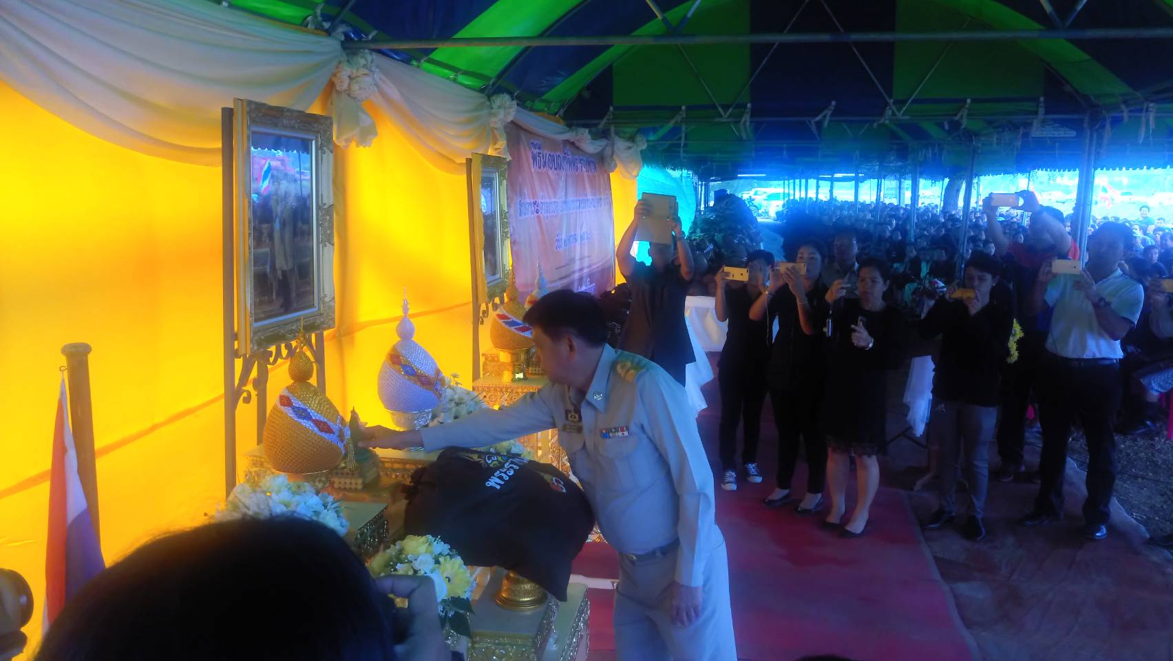 ​มอบ​ถุง​ยังชีพ​พระ​ราชทานแก่ผู้ประสบภัยน้ำท่วม ตำบล​น้ำตาล​  อำเภอ​อินทร์​บุรี​ จังหวัดสิงห์บุรี