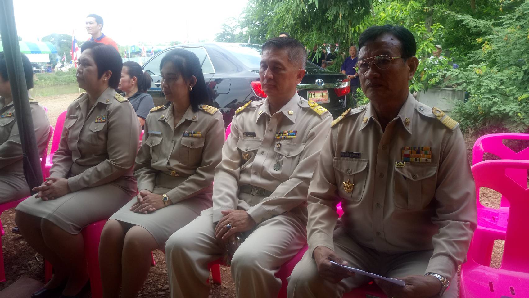 ​มอบ​ถุง​ยังชีพ​พระ​ราชทานแก่ผู้ประสบภัยน้ำท่วม ตำบล​น้ำตาล​  อำเภอ​อินทร์​บุรี​ จังหวัดสิงห์บุรี