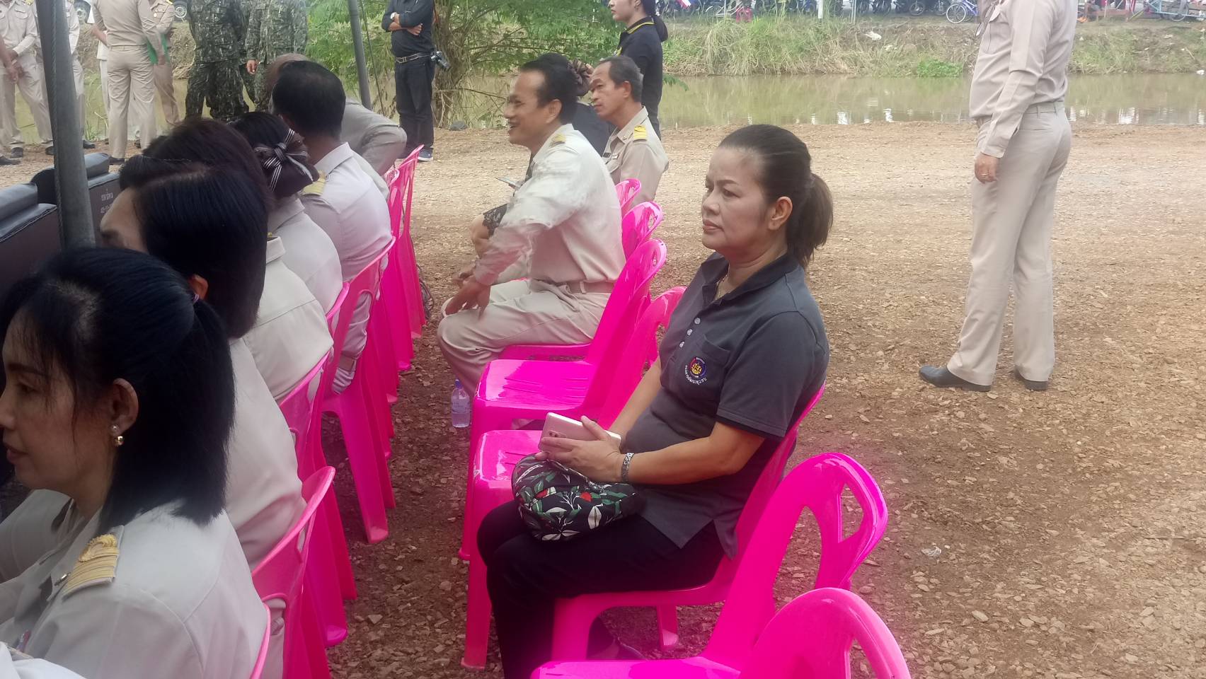 ​มอบ​ถุง​ยังชีพ​พระ​ราชทานแก่ผู้ประสบภัยน้ำท่วม ตำบล​น้ำตาล​  อำเภอ​อินทร์​บุรี​ จังหวัดสิงห์บุรี