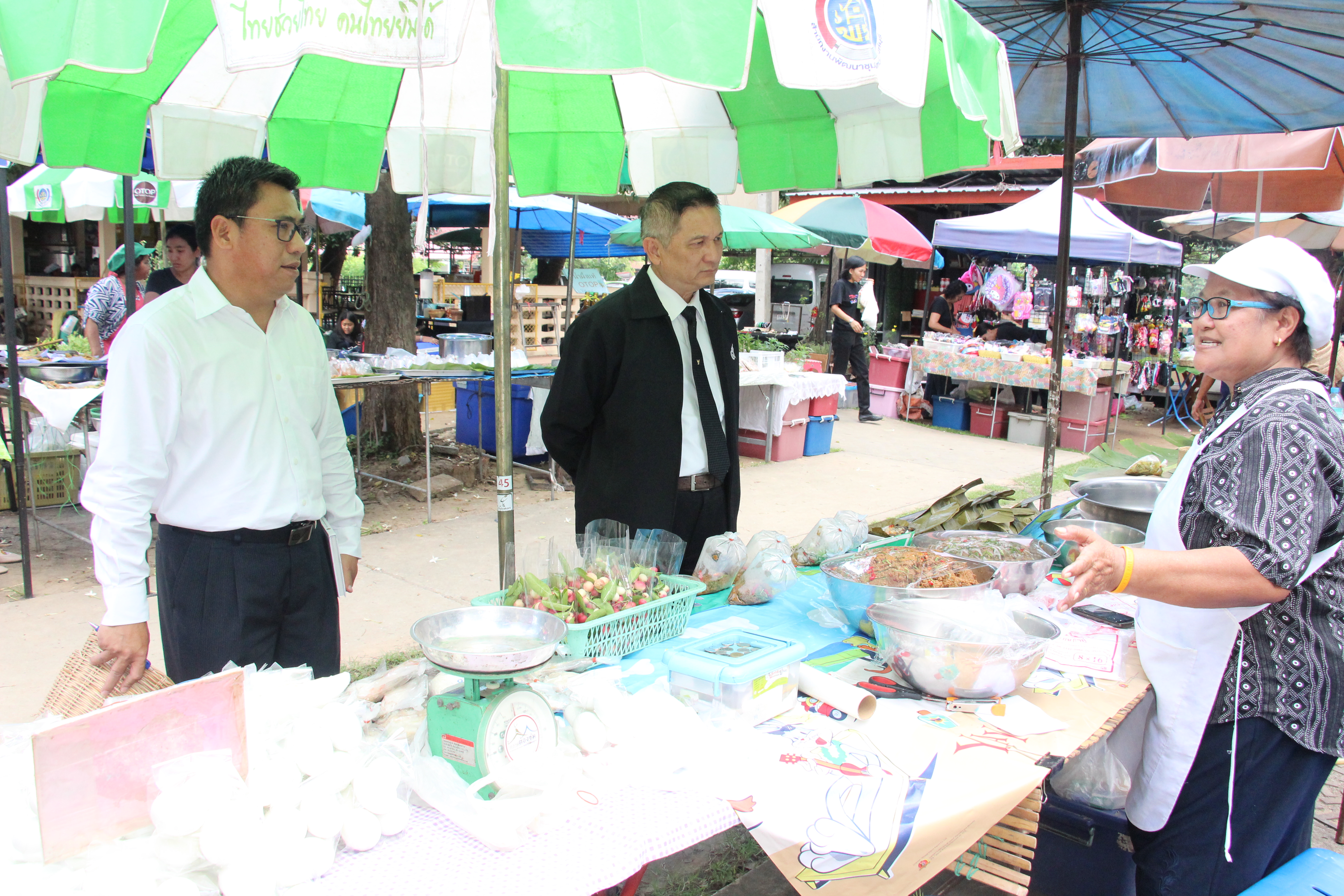 ตรวจเยี่ยมให้กำลังผู้ประกอบการ OTOP ตลาดนัดชุมชน ไทยช่วยไทย คนไทยยิ้มได้
