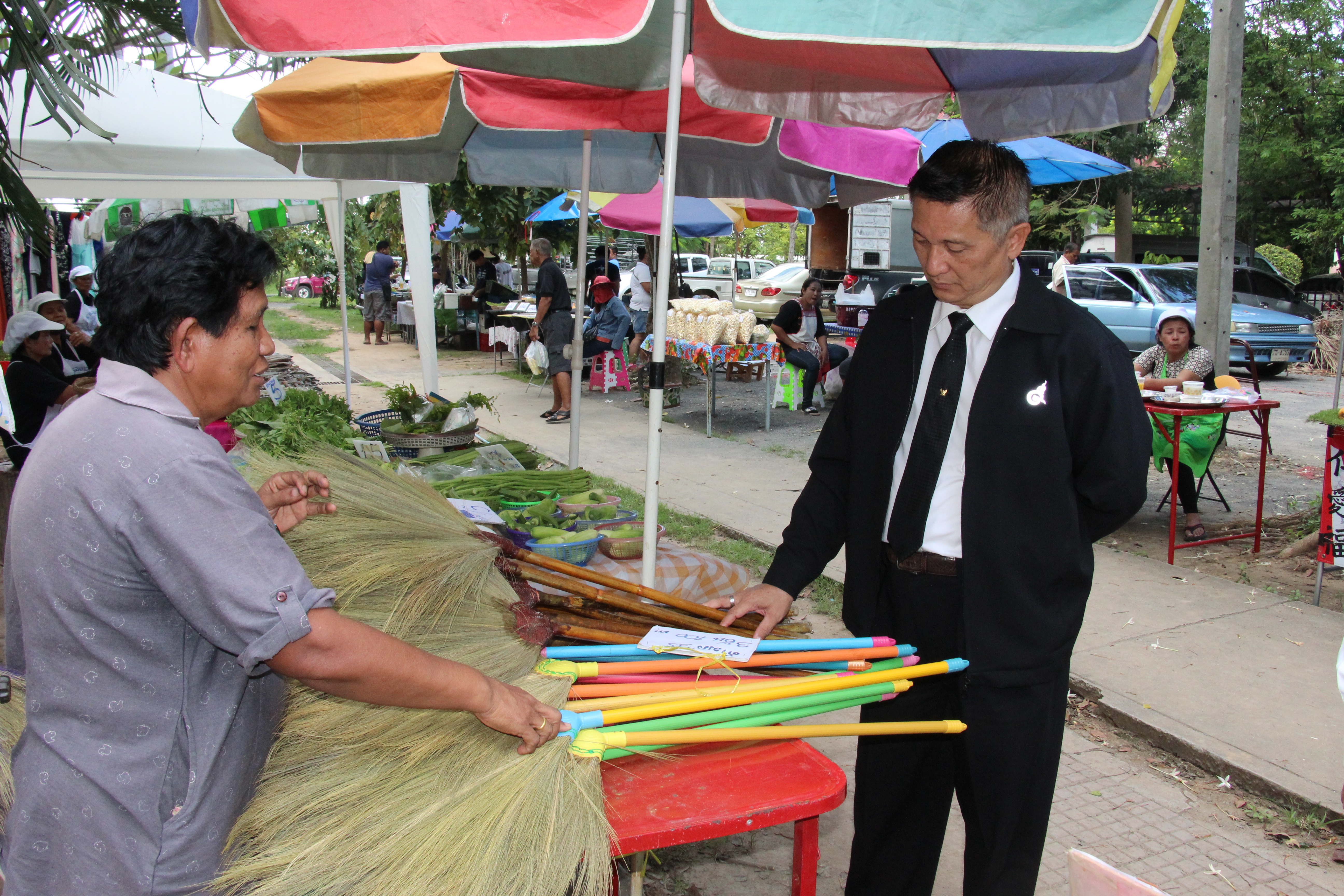 ตรวจเยี่ยมให้กำลังผู้ประกอบการ OTOP ตลาดนัดชุมชน ไทยช่วยไทย คนไทยยิ้มได้