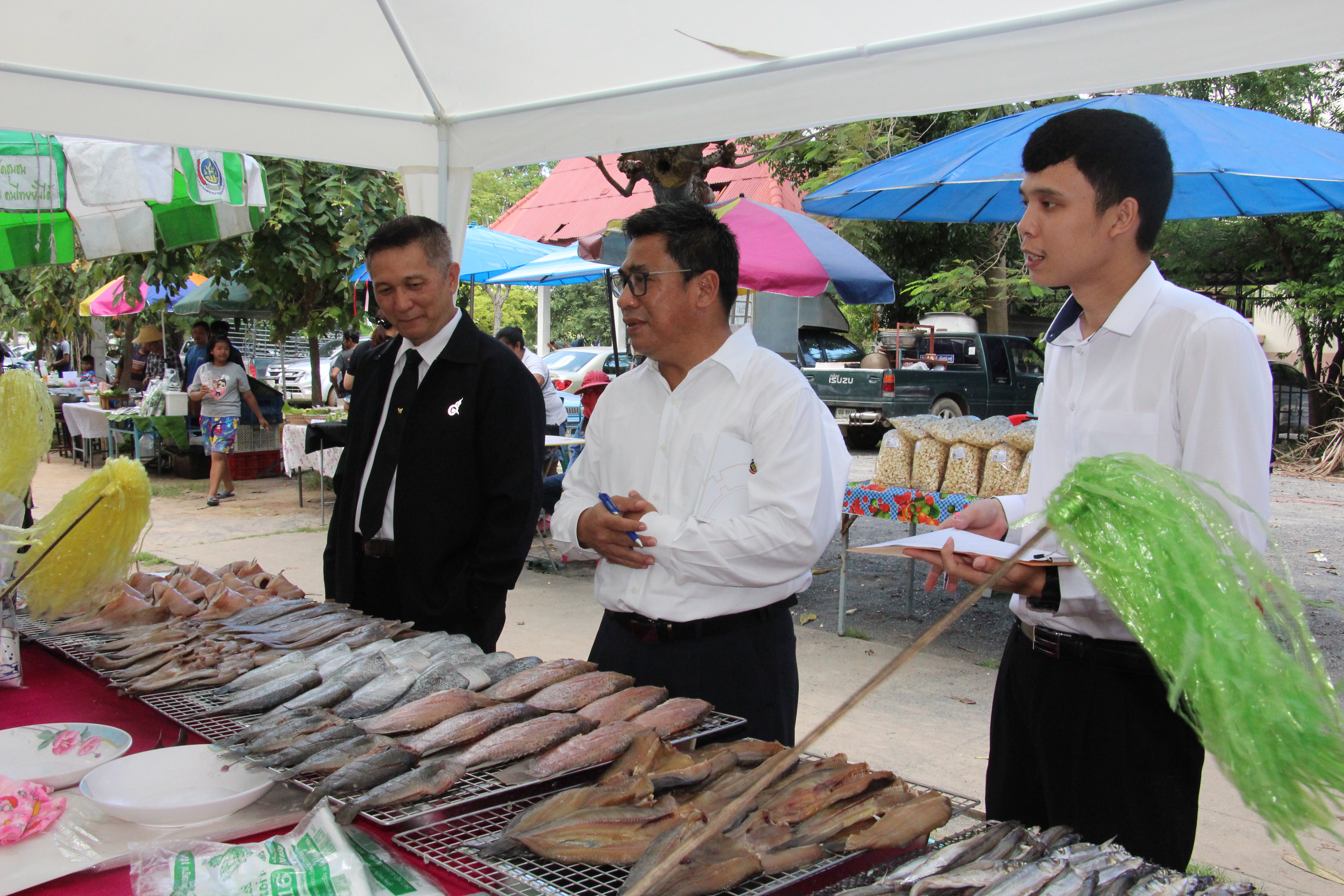 ตรวจเยี่ยมให้กำลังผู้ประกอบการ OTOP ตลาดนัดชุมชน ไทยช่วยไทย คนไทยยิ้มได้