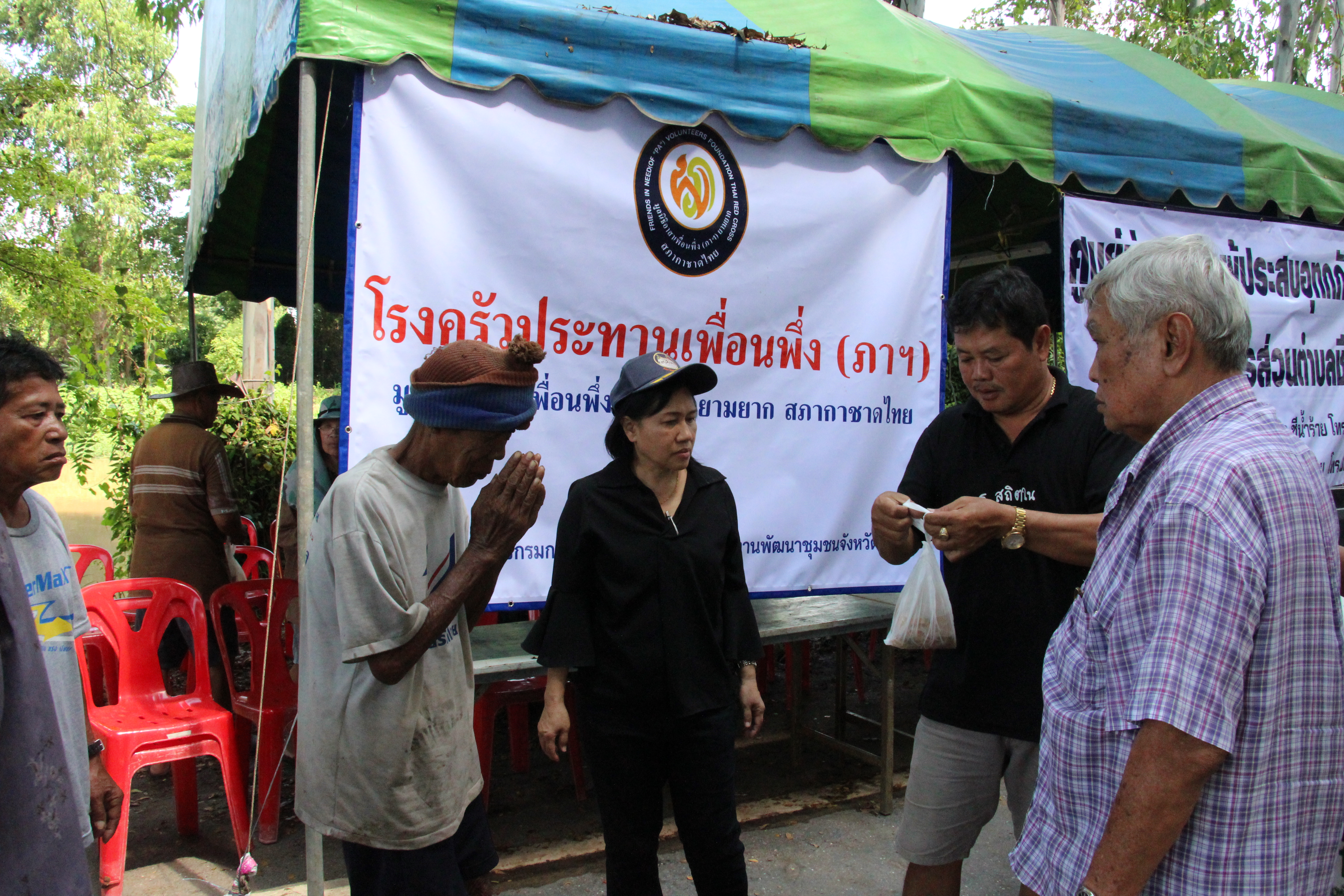 วันที่ 22-24 ต.ค. 2560 แจกอาหารผู้ประสบภัยน้ำท่วม ต.ชีน้ำร้าย