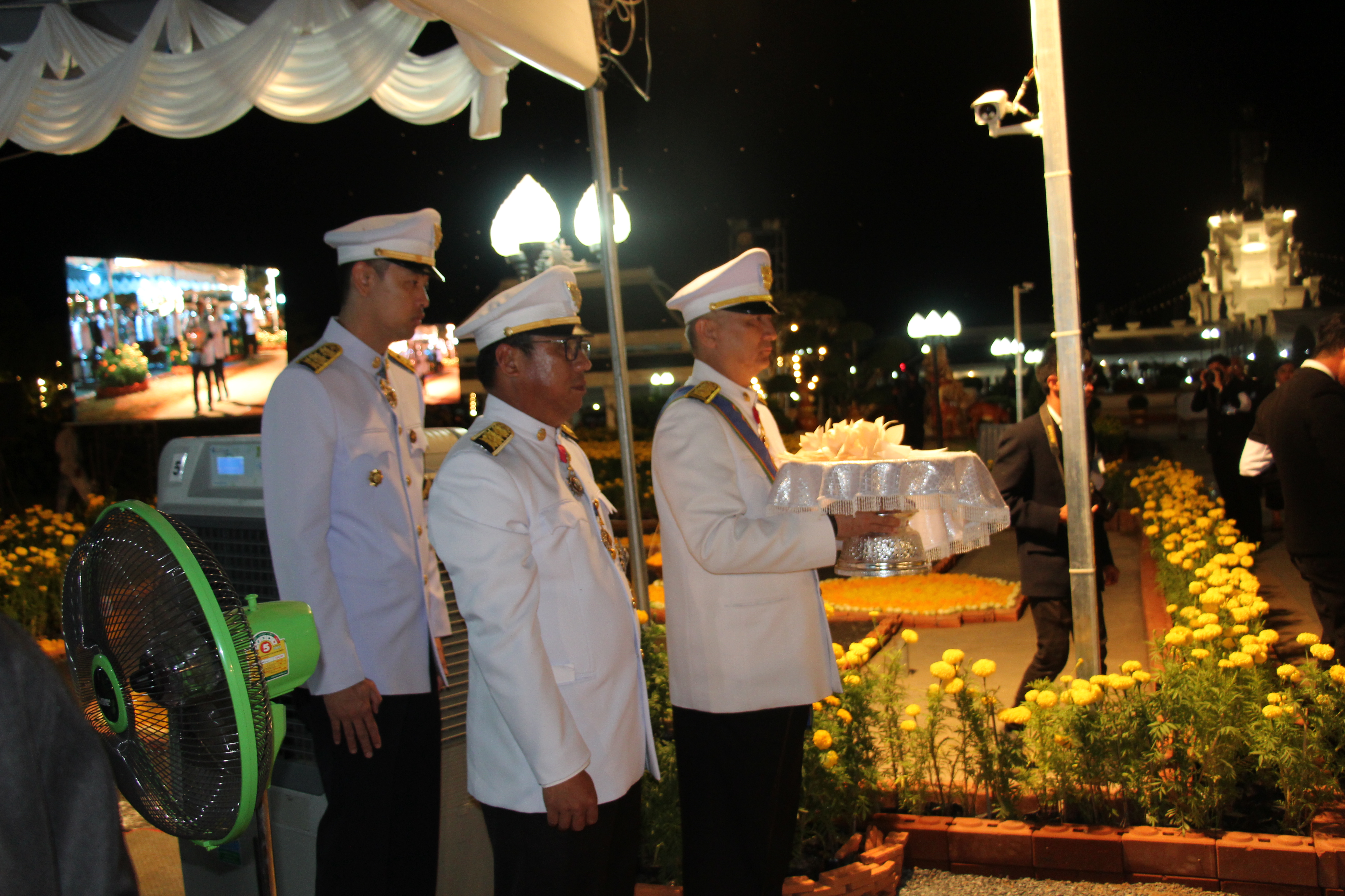 “น้อมเสด็จสู่สวรรค์คาลัย”