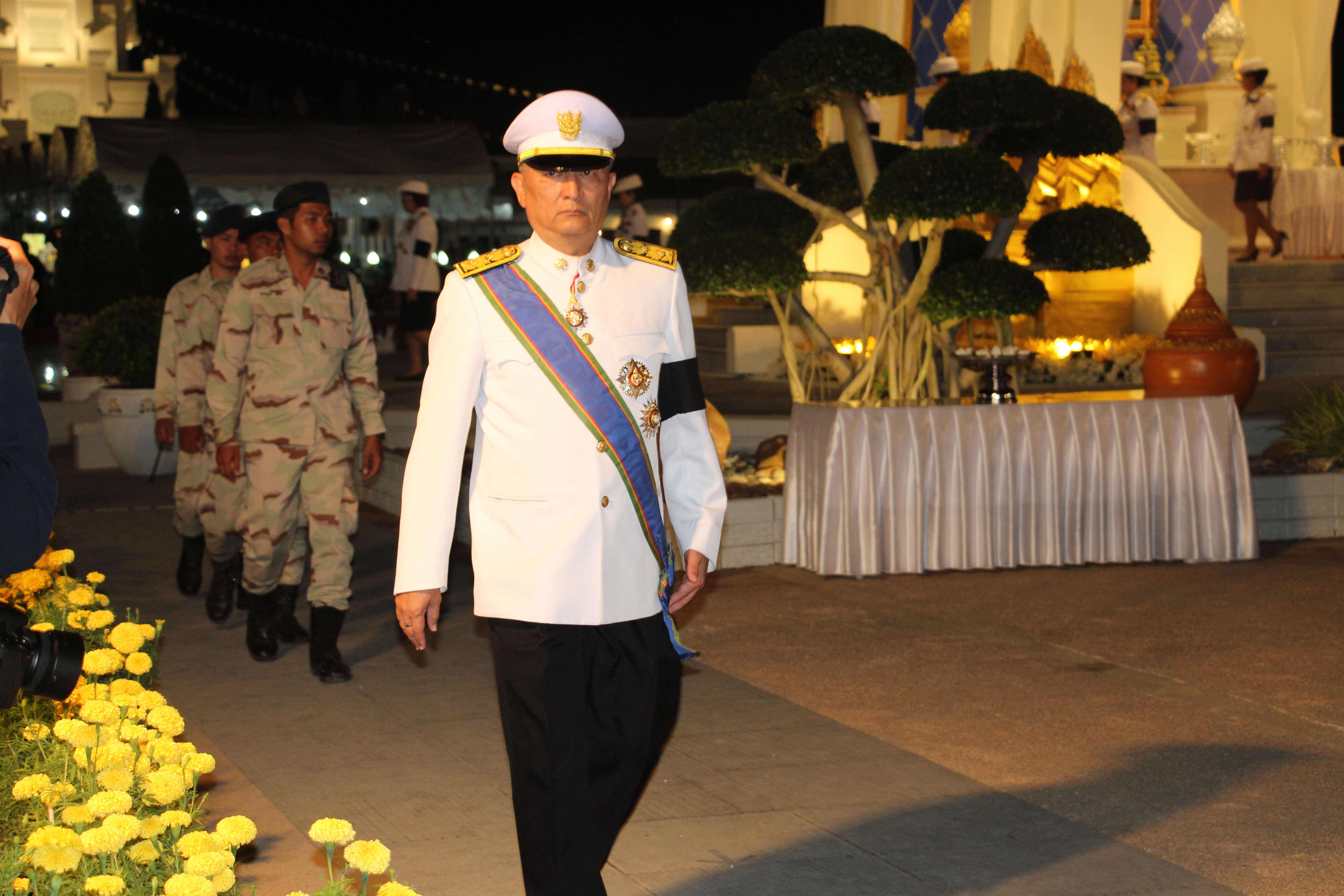“น้อมเสด็จสู่สวรรค์คาลัย”