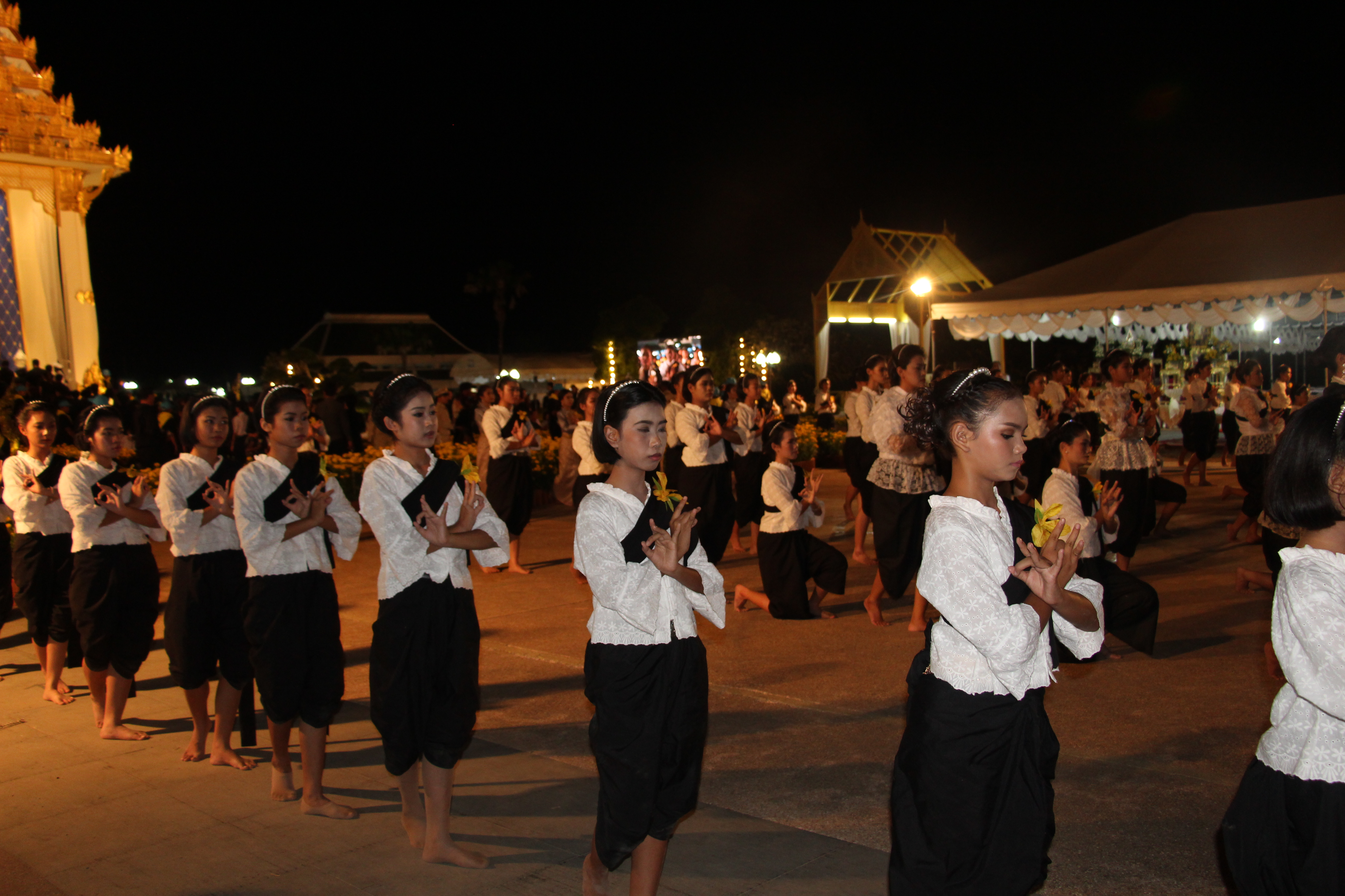 “น้อมเสด็จสู่สวรรค์คาลัย”