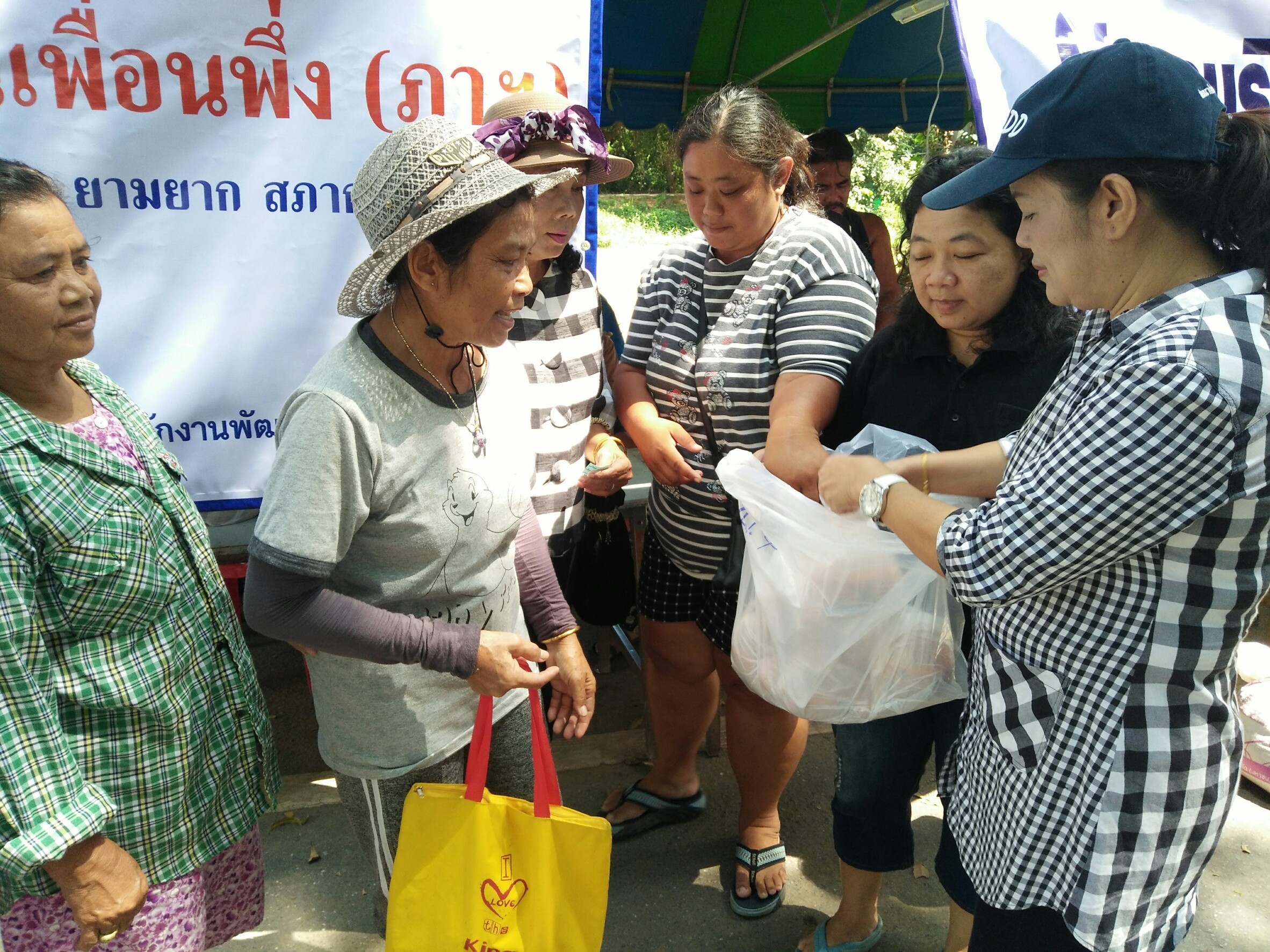 วันที่ 22-24 ต.ค. 2560 แจกอาหารผู้ประสบภัยน้ำท่วม ต.ชีน้ำร้าย