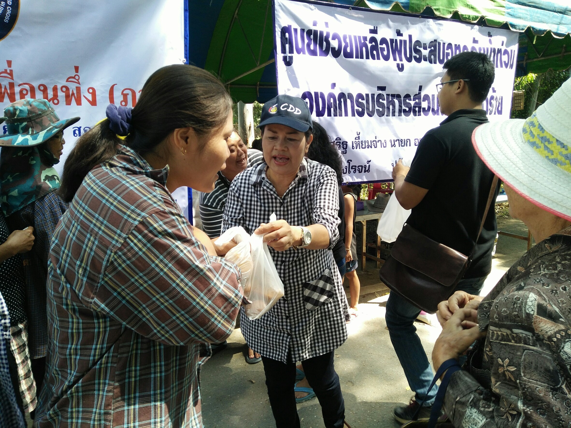 วันที่ 22-24 ต.ค. 2560 แจกอาหารผู้ประสบภัยน้ำท่วม ต.ชีน้ำร้าย
