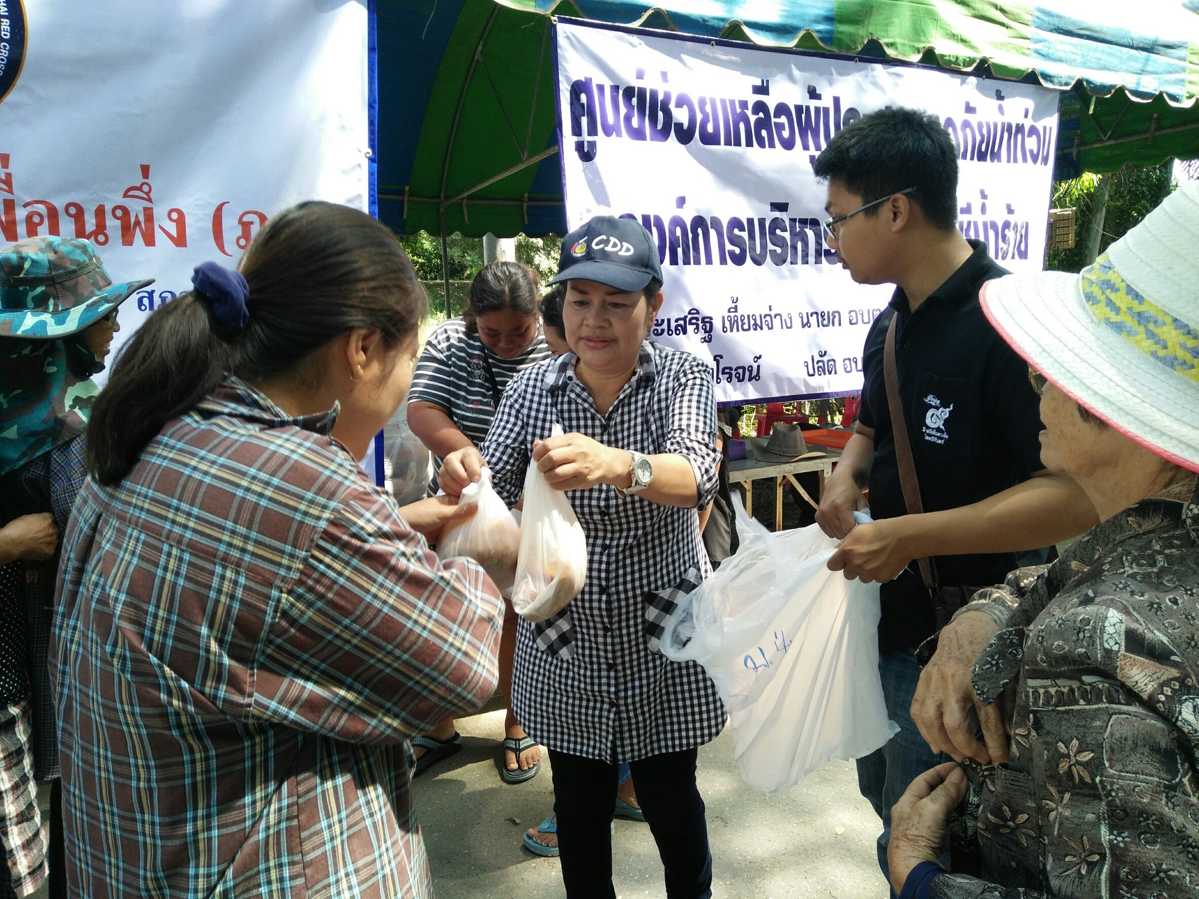 วันที่ 22-24 ต.ค. 2560 แจกอาหารผู้ประสบภัยน้ำท่วม ต.ชีน้ำร้าย