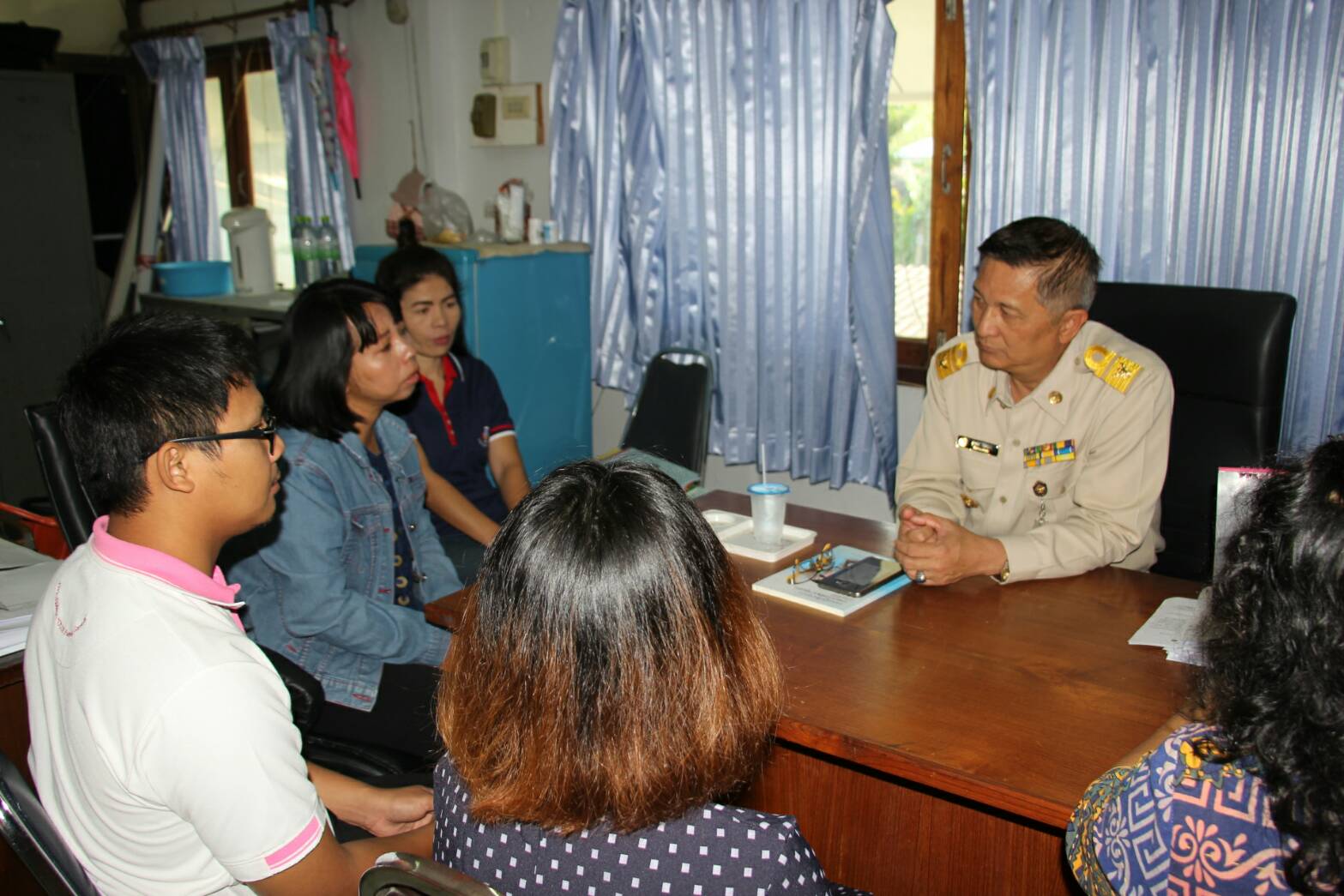 พบปะเยี่ยมเยียนและให้กำลังใจบุคลากรในสำนักงานพัฒนาชุมชนอำเภออินทร์บุรี