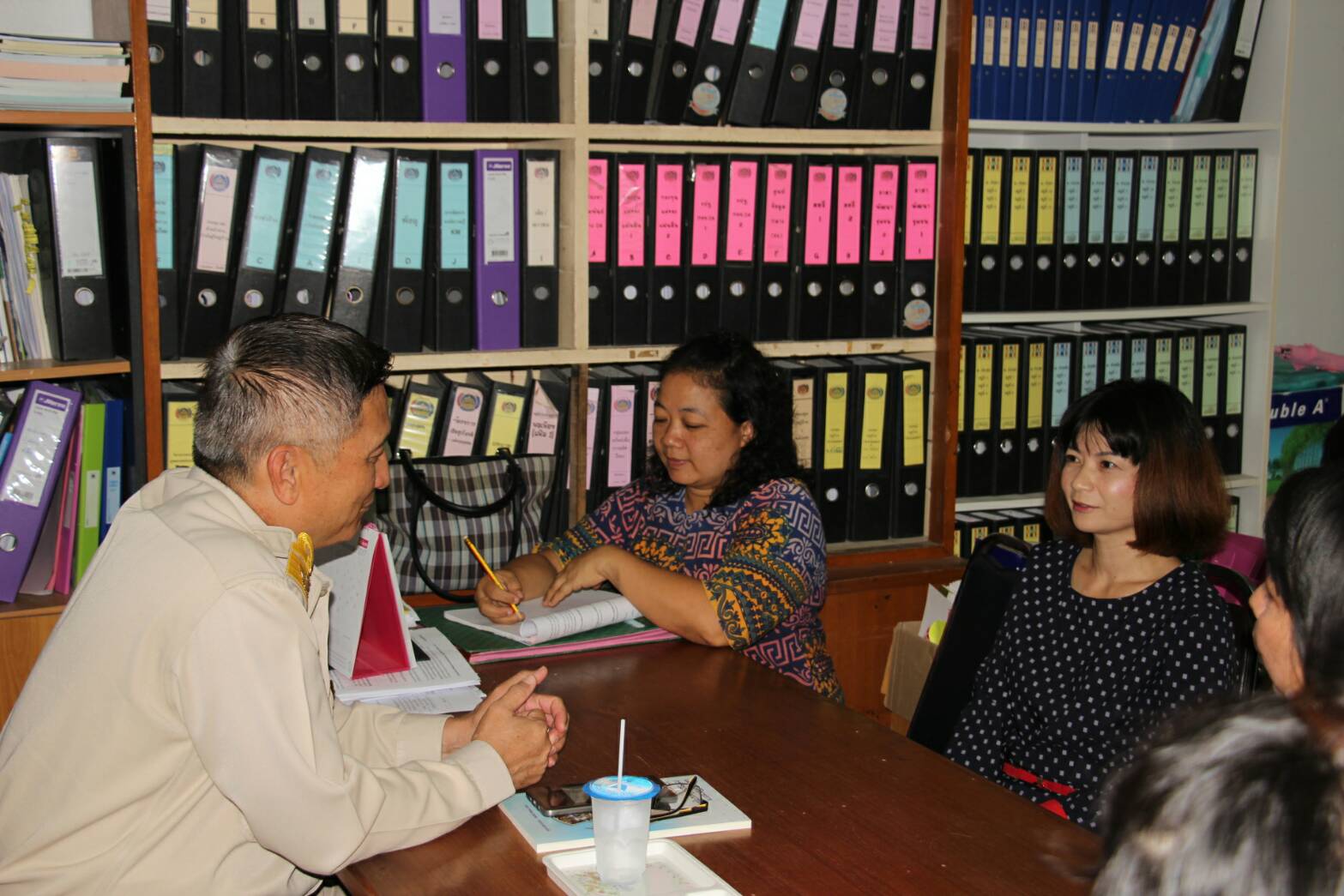 พบปะเยี่ยมเยียนและให้กำลังใจบุคลากรในสำนักงานพัฒนาชุมชนอำเภออินทร์บุรี