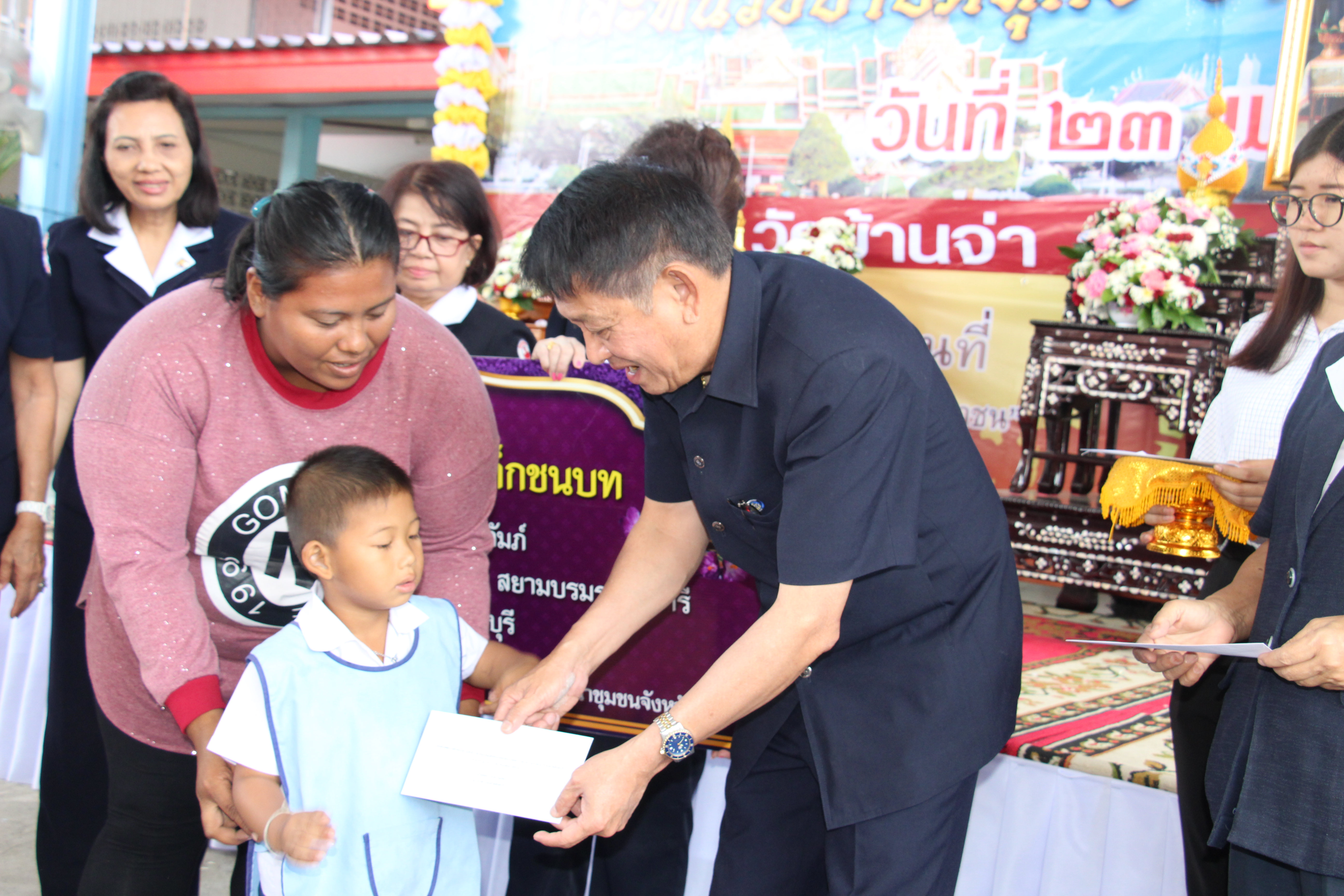 ผู้ว่า..พาหน่วยงานออกให้บริการจังหวัดเคลื่อนที่