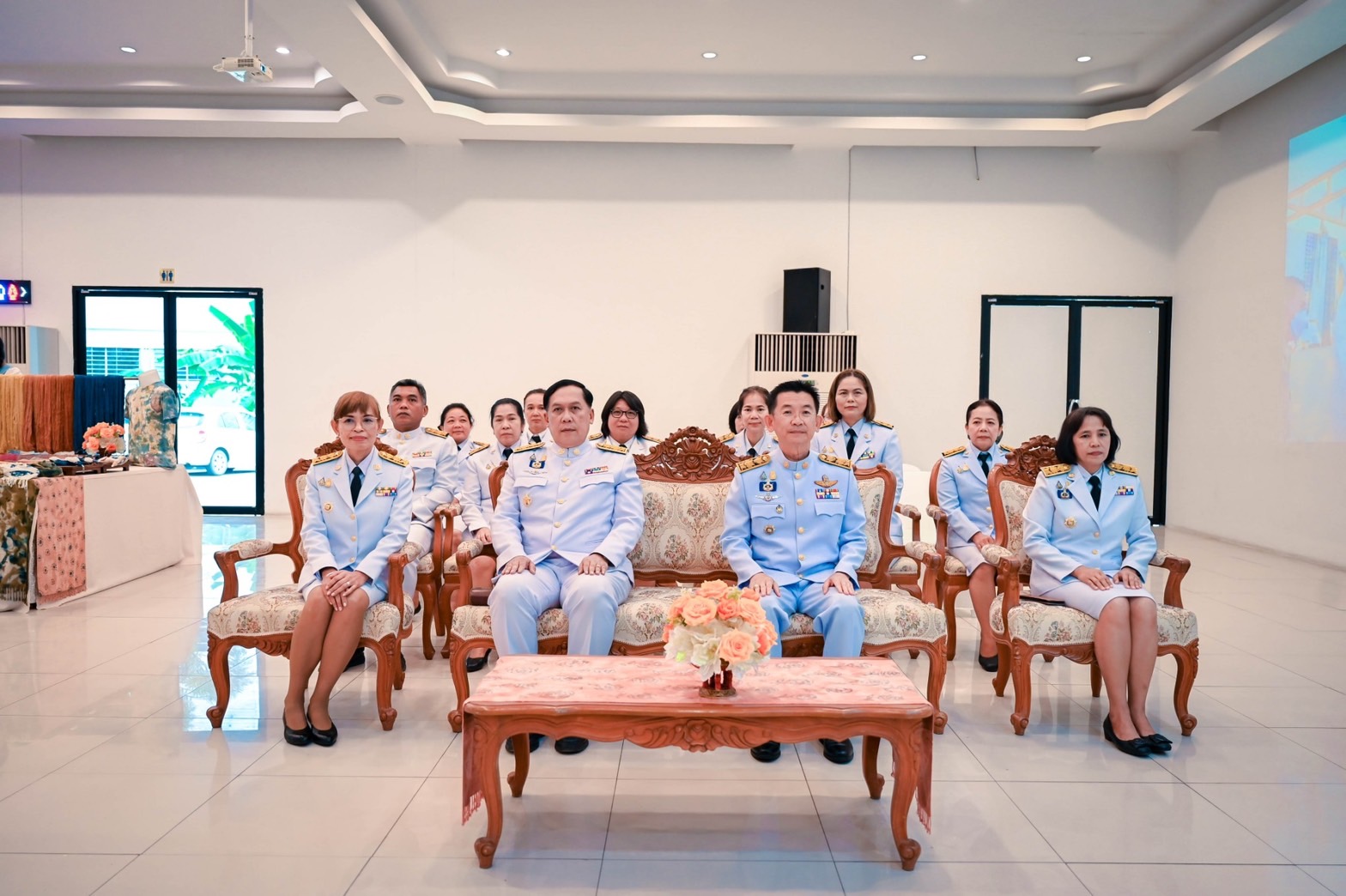 🌈 จังหวัดสิงห์บุรี จัดพิธีมอบแบบลายผ้าพระราชทาน “ผ้าลายสิริวชิราภรณ์” และเครื่องหมายรับรองสินค้าแฟชั่นและหัตถกรรมพระราชทาน “Sustainable Fashion : แฟชั่นแห่งความยั่งยืน” ให้กับช่างทอผ้าทุกกลุ่ม ทุกเทคนิค เยาวชนคนรุ่นใหม่ และประชาชนชาวสิงห์บุรี เพื่อพัฒนาคุณภาพชีวิตประชาชนอย่างยั่งยืน