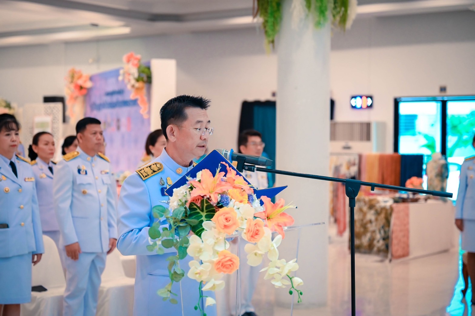 🌈 จังหวัดสิงห์บุรี จัดพิธีมอบแบบลายผ้าพระราชทาน “ผ้าลายสิริวชิราภรณ์” และเครื่องหมายรับรองสินค้าแฟชั่นและหัตถกรรมพระราชทาน “Sustainable Fashion : แฟชั่นแห่งความยั่งยืน” ให้กับช่างทอผ้าทุกกลุ่ม ทุกเทคนิค เยาวชนคนรุ่นใหม่ และประชาชนชาวสิงห์บุรี เพื่อพัฒนาคุณภาพชีวิตประชาชนอย่างยั่งยืน