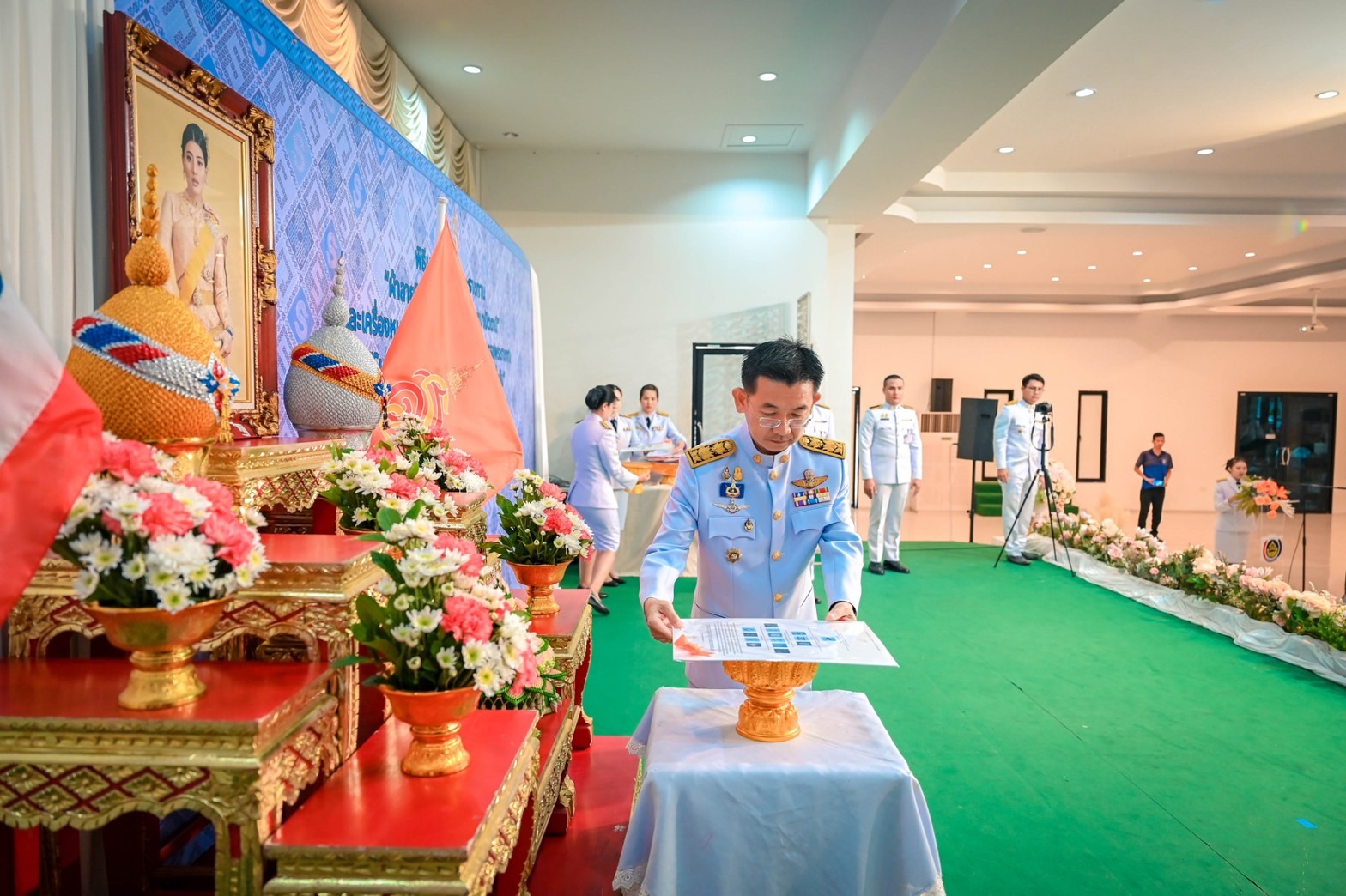 🌈 จังหวัดสิงห์บุรี จัดพิธีมอบแบบลายผ้าพระราชทาน “ผ้าลายสิริวชิราภรณ์” และเครื่องหมายรับรองสินค้าแฟชั่นและหัตถกรรมพระราชทาน “Sustainable Fashion : แฟชั่นแห่งความยั่งยืน” ให้กับช่างทอผ้าทุกกลุ่ม ทุกเทคนิค เยาวชนคนรุ่นใหม่ และประชาชนชาวสิงห์บุรี เพื่อพัฒนาคุณภาพชีวิตประชาชนอย่างยั่งยืน