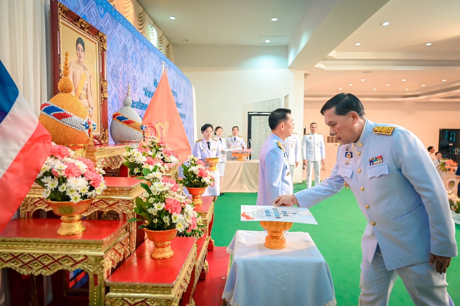 🌈 จังหวัดสิงห์บุรี จัดพิธีมอบแบบลายผ้าพระราชทาน “ผ้าลายสิริวชิราภรณ์” และเครื่องหมายรับรองสินค้าแฟชั่นและหัตถกรรมพระราชทาน “Sustainable Fashion : แฟชั่นแห่งความยั่งยืน” ให้กับช่างทอผ้าทุกกลุ่ม ทุกเทคนิค เยาวชนคนรุ่นใหม่ และประชาชนชาวสิงห์บุรี เพื่อพัฒนาคุณภาพชีวิตประชาชนอย่างยั่งยืน