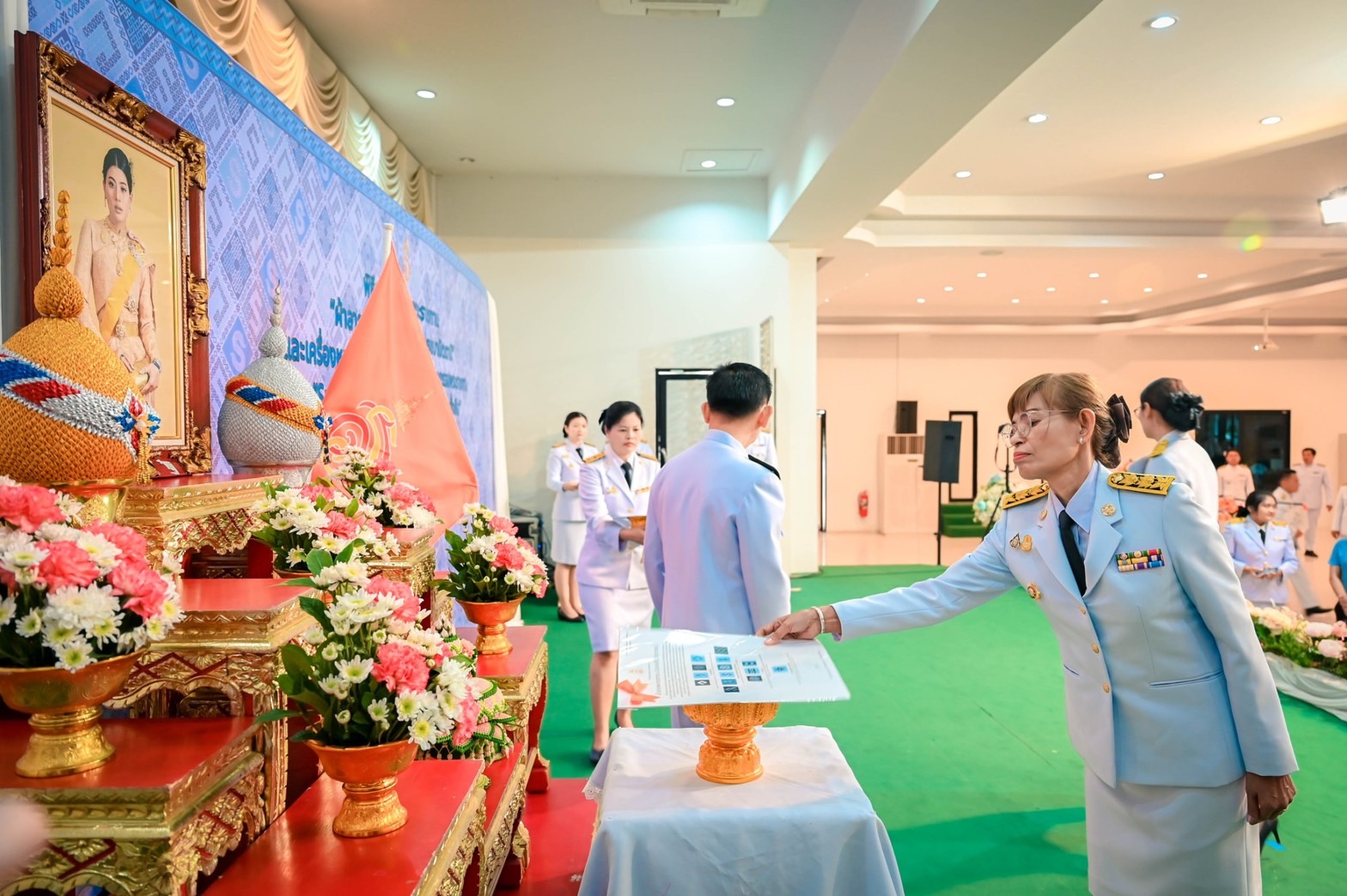 🌈 จังหวัดสิงห์บุรี จัดพิธีมอบแบบลายผ้าพระราชทาน “ผ้าลายสิริวชิราภรณ์” และเครื่องหมายรับรองสินค้าแฟชั่นและหัตถกรรมพระราชทาน “Sustainable Fashion : แฟชั่นแห่งความยั่งยืน” ให้กับช่างทอผ้าทุกกลุ่ม ทุกเทคนิค เยาวชนคนรุ่นใหม่ และประชาชนชาวสิงห์บุรี เพื่อพัฒนาคุณภาพชีวิตประชาชนอย่างยั่งยืน