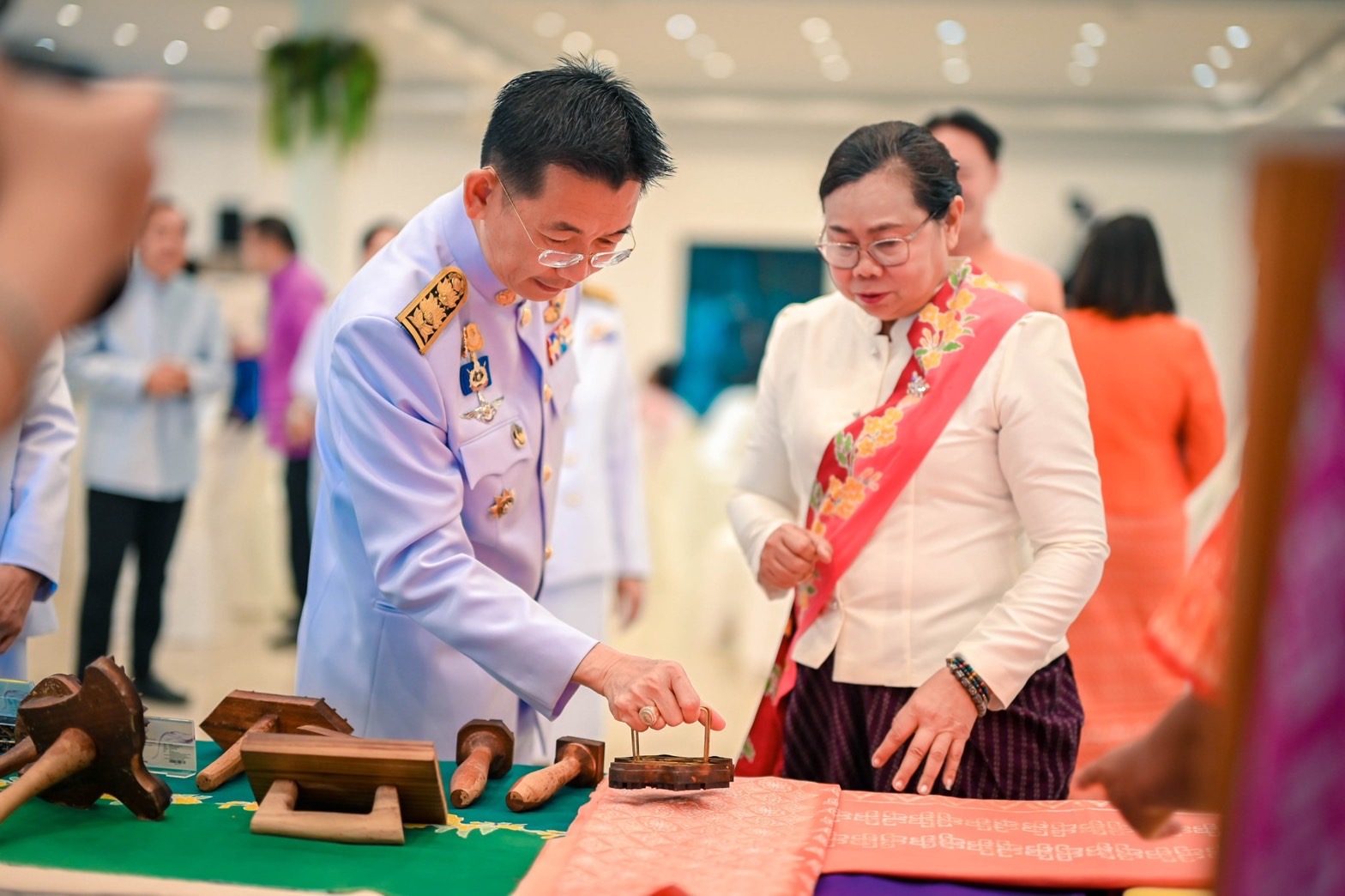 🌈 จังหวัดสิงห์บุรี จัดพิธีมอบแบบลายผ้าพระราชทาน “ผ้าลายสิริวชิราภรณ์” และเครื่องหมายรับรองสินค้าแฟชั่นและหัตถกรรมพระราชทาน “Sustainable Fashion : แฟชั่นแห่งความยั่งยืน” ให้กับช่างทอผ้าทุกกลุ่ม ทุกเทคนิค เยาวชนคนรุ่นใหม่ และประชาชนชาวสิงห์บุรี เพื่อพัฒนาคุณภาพชีวิตประชาชนอย่างยั่งยืน