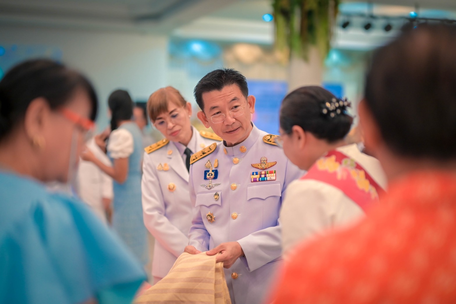 🌈 จังหวัดสิงห์บุรี จัดพิธีมอบแบบลายผ้าพระราชทาน “ผ้าลายสิริวชิราภรณ์” และเครื่องหมายรับรองสินค้าแฟชั่นและหัตถกรรมพระราชทาน “Sustainable Fashion : แฟชั่นแห่งความยั่งยืน” ให้กับช่างทอผ้าทุกกลุ่ม ทุกเทคนิค เยาวชนคนรุ่นใหม่ และประชาชนชาวสิงห์บุรี เพื่อพัฒนาคุณภาพชีวิตประชาชนอย่างยั่งยืน