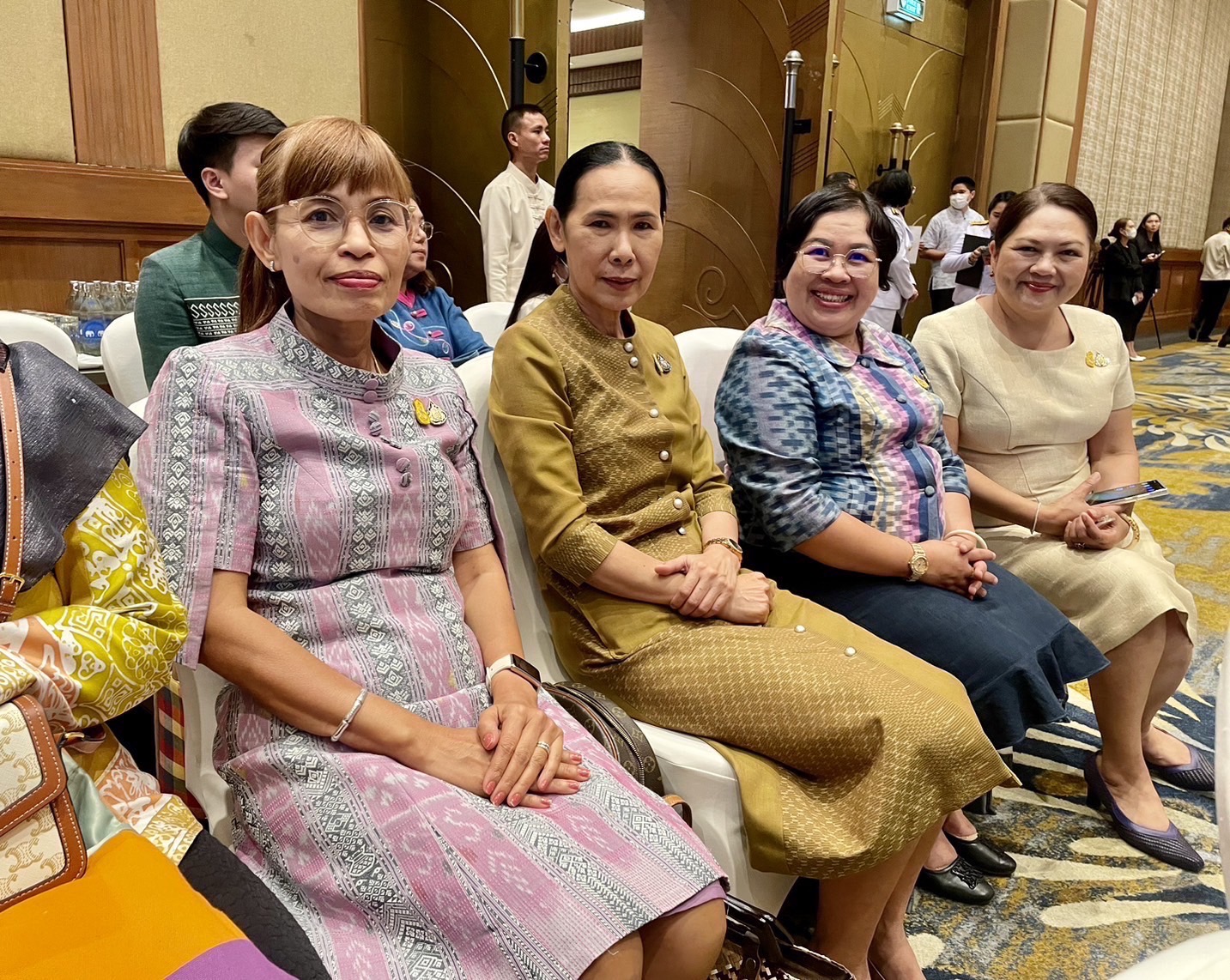 🌈 05/03/67 พช.สิงห์บุรี ร่วมพิธีมอบลายผ้าพระราชทาน “ผ้าลายสิริวชิราภรณ์” “ผ้าลายชบาปัตตานี” และเครื่องหมายรับรองสินค้าแฟชั่นและหัตถกรรมพระราชทาน “Sustainable Fashion : แฟชั่นแห่งความยั่งยืน”