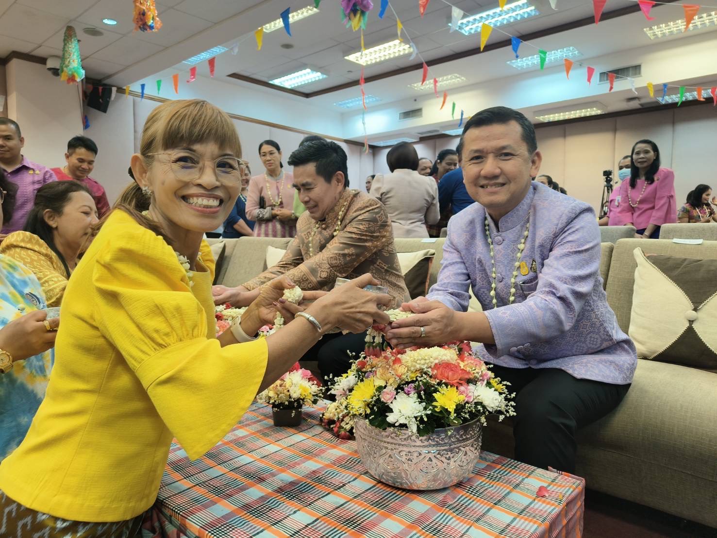 🌈 09/04/67 พช.สิงห์บุรี ร่วมรดน้ำขอพร ผู้บริหารกรมการพัฒนาชุมชน “สืบสาน สงกรานต์ ตำนาน พช.”