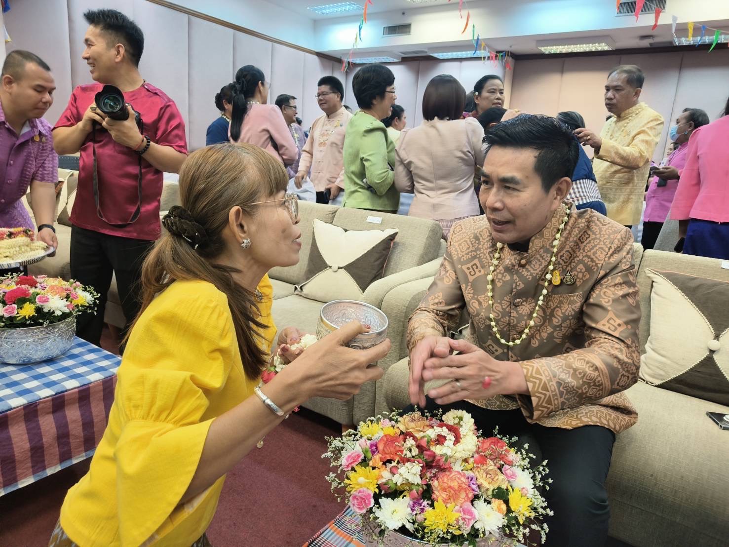 🌈 09/04/67 พช.สิงห์บุรี ร่วมรดน้ำขอพร ผู้บริหารกรมการพัฒนาชุมชน “สืบสาน สงกรานต์ ตำนาน พช.”