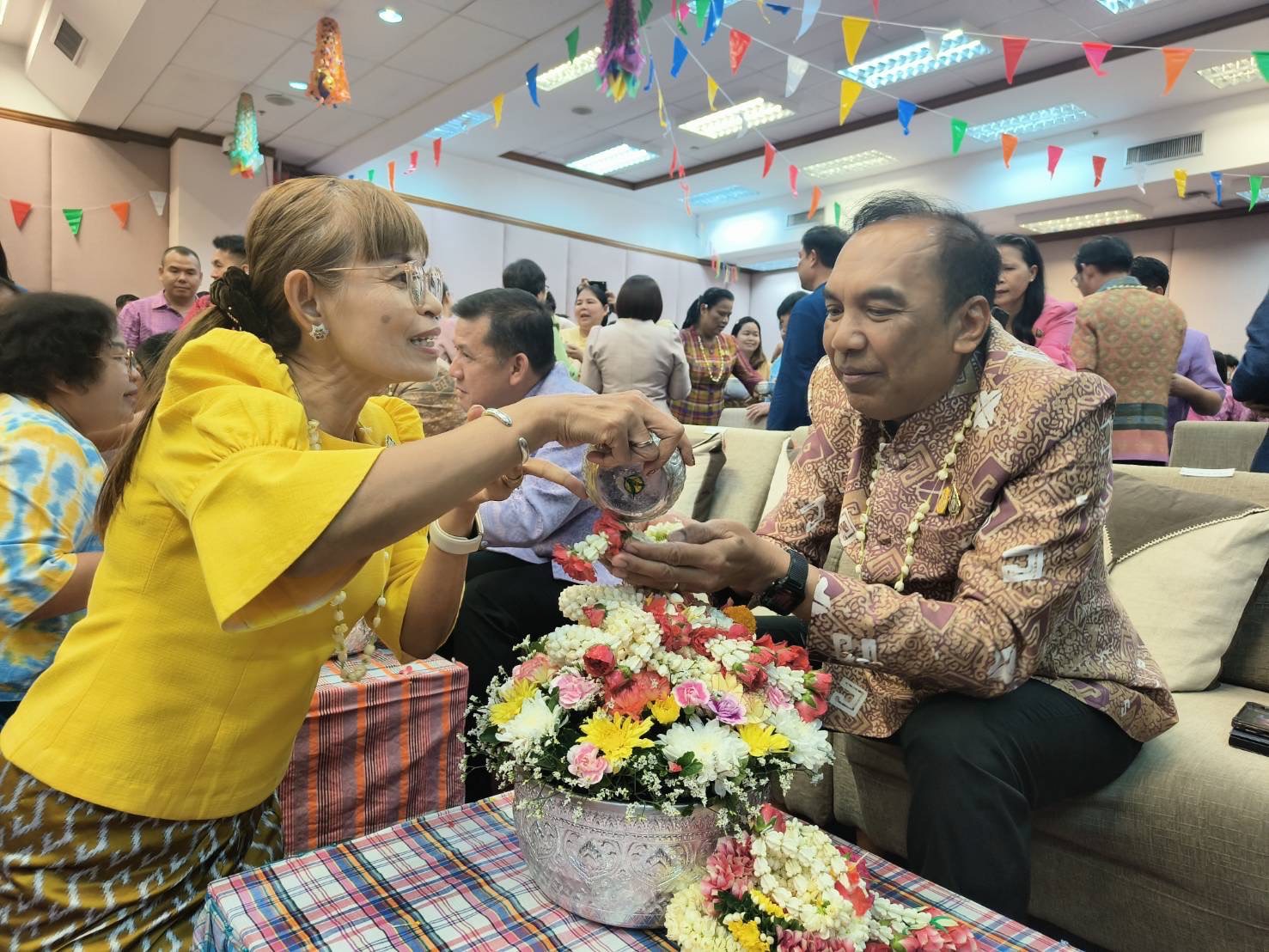 🌈 09/04/67 พช.สิงห์บุรี ร่วมรดน้ำขอพร ผู้บริหารกรมการพัฒนาชุมชน “สืบสาน สงกรานต์ ตำนาน พช.”