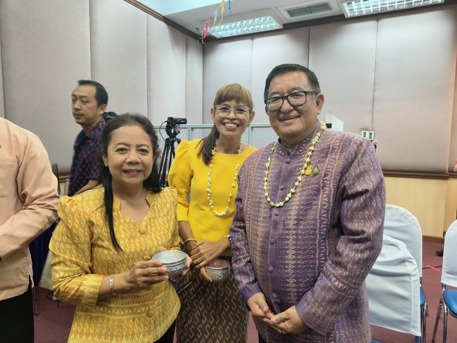 🌈 09/04/67 พช.สิงห์บุรี ร่วมรดน้ำขอพร ผู้บริหารกรมการพัฒนาชุมชน “สืบสาน สงกรานต์ ตำนาน พช.”