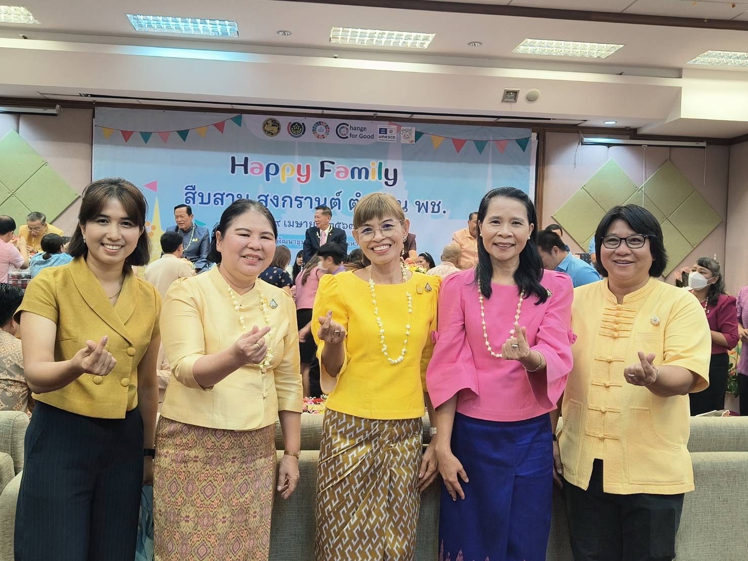🌈 09/04/67 พช.สิงห์บุรี ร่วมรดน้ำขอพร ผู้บริหารกรมการพัฒนาชุมชน “สืบสาน สงกรานต์ ตำนาน พช.”