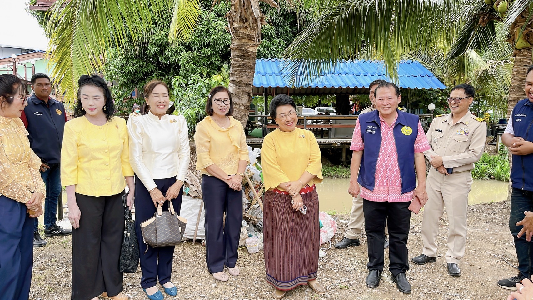 🌈 02/06/67 ประธานแม่บ้านมหาดไทยจังหวัดสิงห์บุรี ลงพื้นที่เยี่ยมให้กำลังใจครัวเรือนตกเกณฑ์ TPMAP ผู้เคยผ่านการบำบัด ผู้พ้นโทษจากยาเสพติด ผู้พิการกลุ่มเปราะบาง