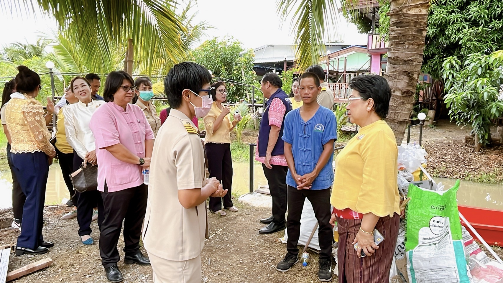 🌈 02/06/67 ประธานแม่บ้านมหาดไทยจังหวัดสิงห์บุรี ลงพื้นที่เยี่ยมให้กำลังใจครัวเรือนตกเกณฑ์ TPMAP ผู้เคยผ่านการบำบัด ผู้พ้นโทษจากยาเสพติด ผู้พิการกลุ่มเปราะบาง