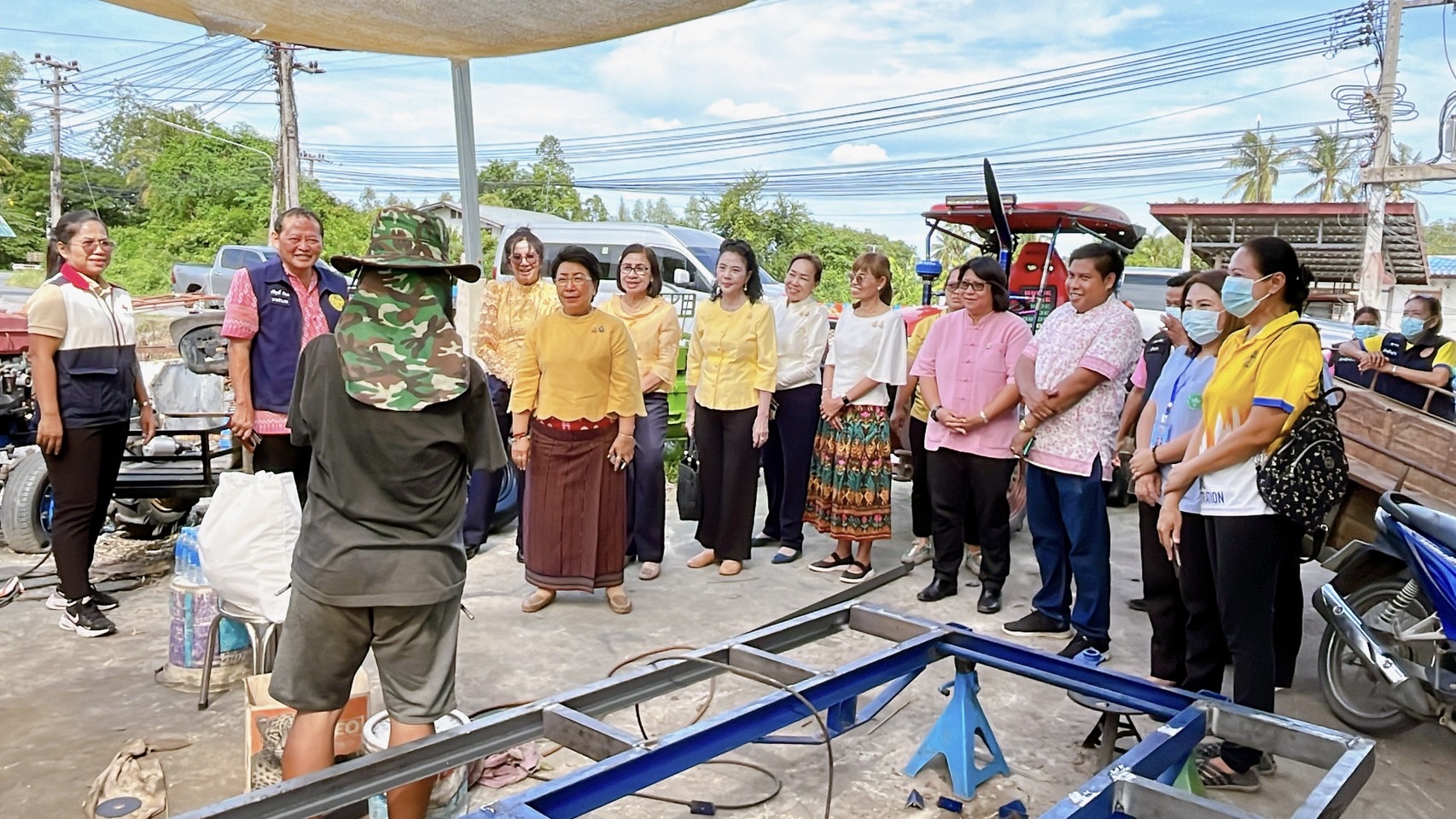🌈 02/06/67 ประธานแม่บ้านมหาดไทยจังหวัดสิงห์บุรี ลงพื้นที่เยี่ยมให้กำลังใจครัวเรือนตกเกณฑ์ TPMAP ผู้เคยผ่านการบำบัด ผู้พ้นโทษจากยาเสพติด ผู้พิการกลุ่มเปราะบาง
