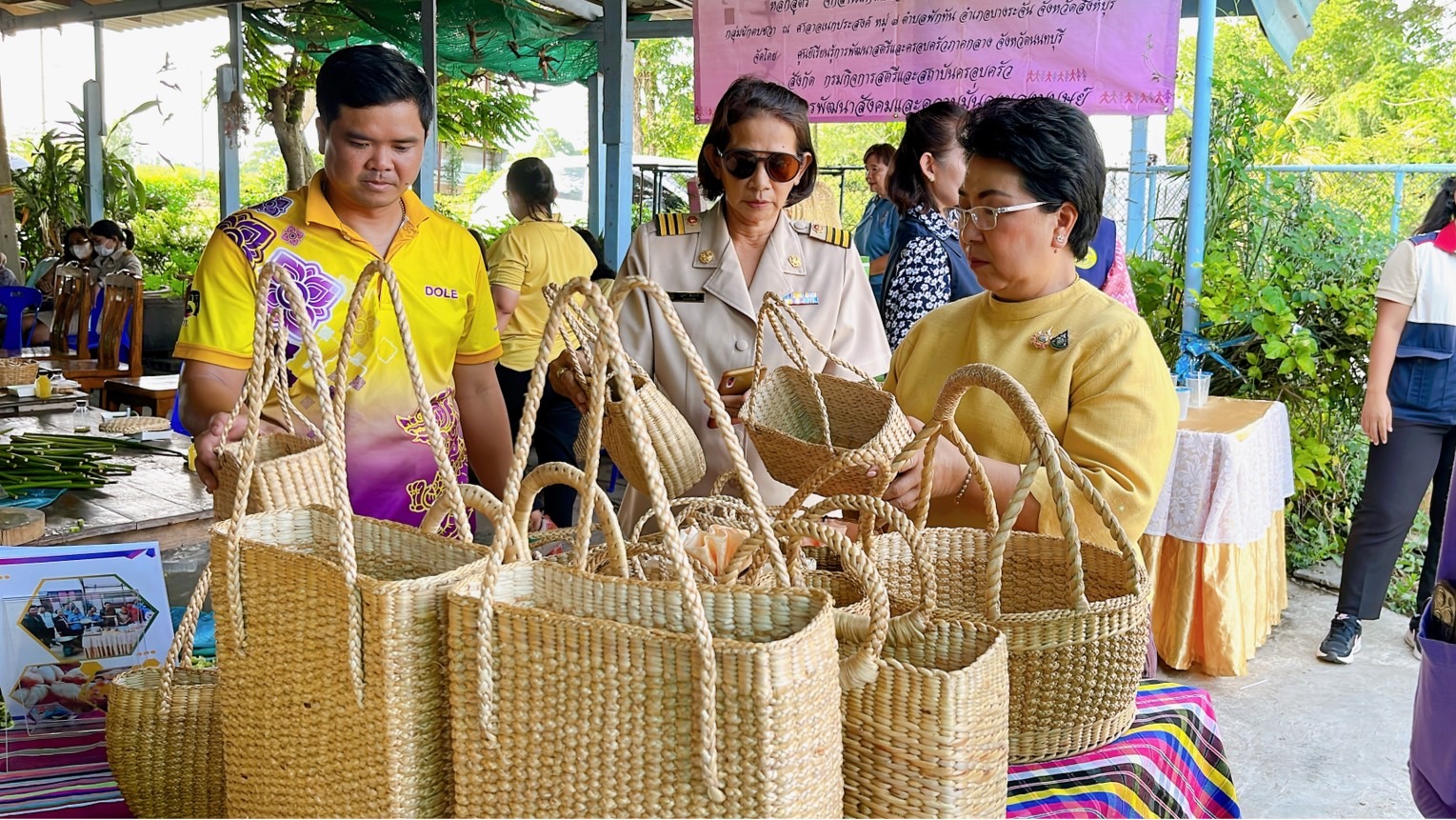 🌈 02/07/67 ประธานแม่บ้านมหาดไทยจังหวัดสิงห์บุรี ลงพื้นที่เยี่ยมเยียนให้กำลังใจกลุ่มแปรรูปผักตบชวา